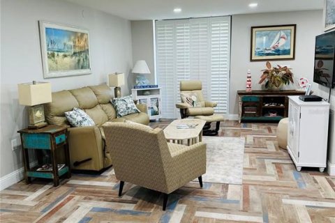 Condo in Madeira Beach, Florida, 3 bedrooms  № 946782 - photo 13