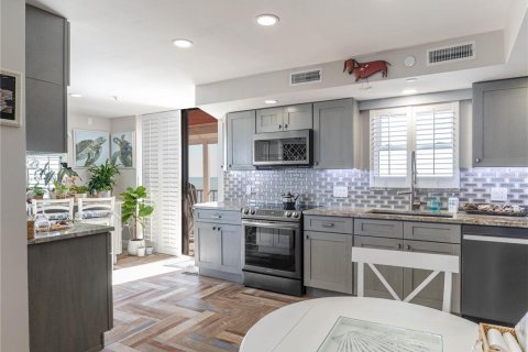 Condo in Madeira Beach, Florida, 3 bedrooms  № 946782 - photo 19