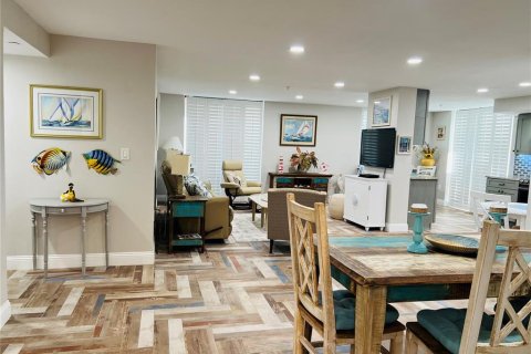 Condo in Madeira Beach, Florida, 3 bedrooms  № 946782 - photo 10