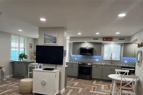 Condo in Madeira Beach, Florida, 3 bedrooms  № 946782 - photo 16