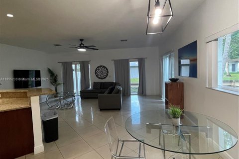 Casa en alquiler en Oakland Park, Florida, 4 dormitorios, 180.42 m2 № 1962602 - foto 4