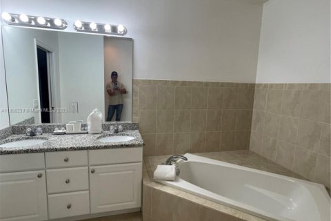 Casa en alquiler en Oakland Park, Florida, 4 dormitorios, 180.42 m2 № 1962602 - foto 15