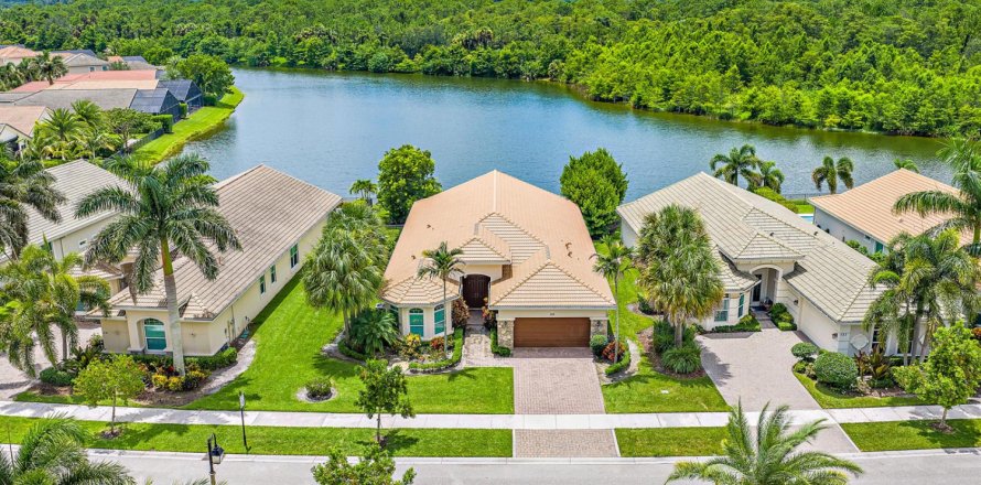 House in Jupiter, Florida 3 bedrooms, 246.75 sq.m. № 2295659