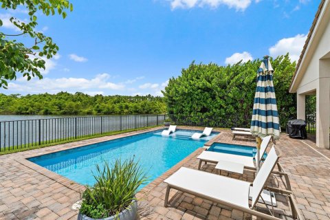 House in Jupiter, Florida 3 bedrooms, 246.75 sq.m. № 2295659 - photo 25