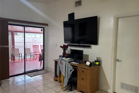 Casa en venta en Hialeah, Florida, 3 dormitorios, 114.92 m2 № 2001169 - foto 5