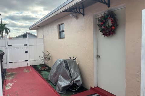 Casa en venta en Hialeah, Florida, 3 dormitorios, 114.92 m2 № 2001169 - foto 9