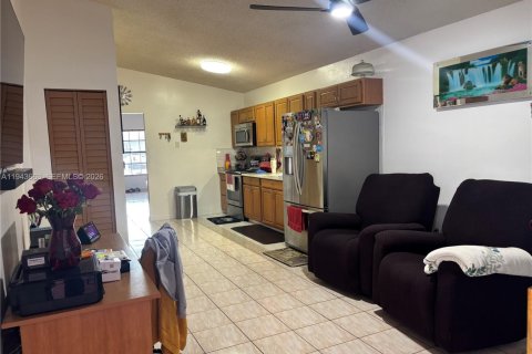 Casa en venta en Hialeah, Florida, 3 dormitorios, 114.92 m2 № 2001169 - foto 4