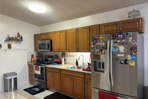 Casa en venta en Hialeah, Florida, 3 dormitorios, 114.92 m2 № 2001169 - foto 3