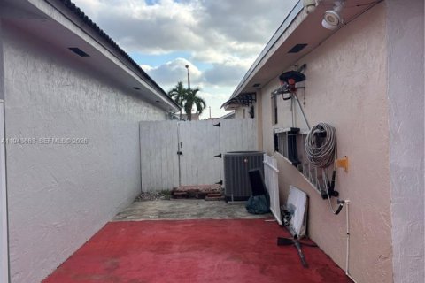Casa en venta en Hialeah, Florida, 3 dormitorios, 114.92 m2 № 2001169 - foto 8