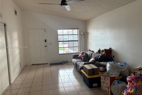 Casa en venta en Hialeah, Florida, 3 dormitorios, 114.92 m2 № 2001169 - foto 2