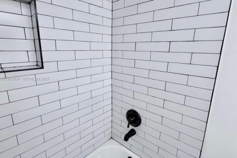 House in Coral Springs, Florida 2 bedrooms № 1993346 - photo 18