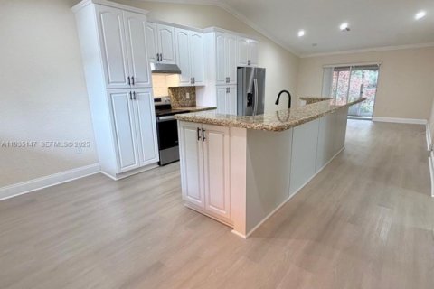 House in Coral Springs, Florida 2 bedrooms № 1993346 - photo 3