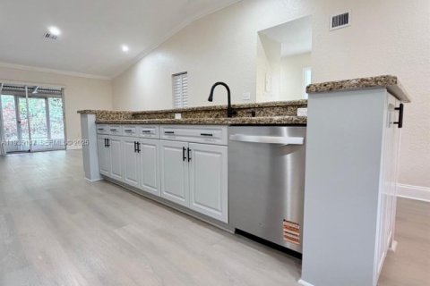 House in Coral Springs, Florida 2 bedrooms № 1993346 - photo 8