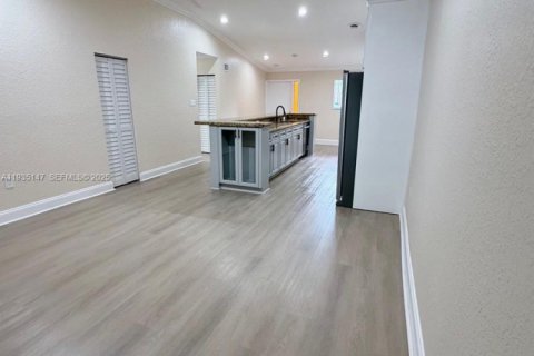 House in Coral Springs, Florida 2 bedrooms № 1993346 - photo 2