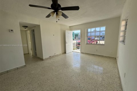 Снять в аренду квартиру в Хайалиа, Флорида 2 спальни, 329.25м2, № 1943350 - фото 3