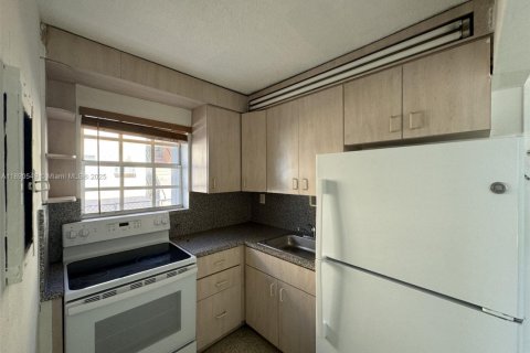 Снять в аренду квартиру в Хайалиа, Флорида 2 спальни, 329.25м2, № 1943350 - фото 4