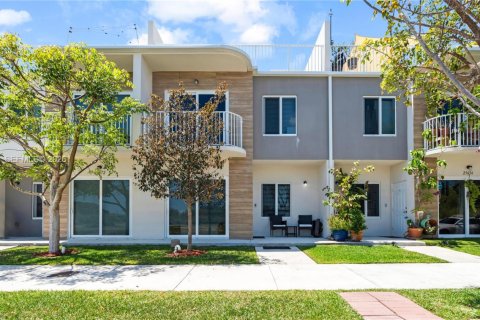 Купить таунхаус в Хомстед, Флорида 4 спальни, 129.88м2, № 2068668 - фото 1