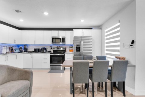 Купить таунхаус в Хомстед, Флорида 4 спальни, 129.88м2, № 2068668 - фото 14