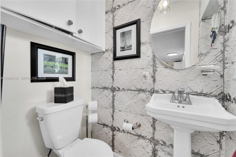 House in Lauderdale-by-the-Sea, Florida 2 bedrooms, 171.22 sq.m. № 2066174 - photo 13