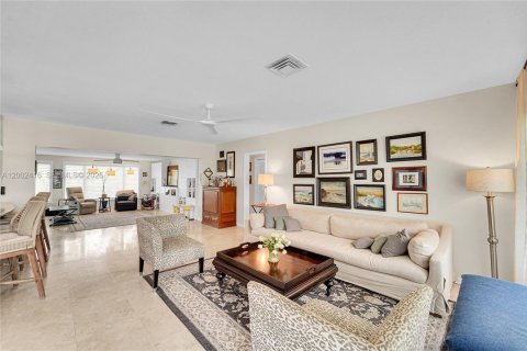 House in Lauderdale-by-the-Sea, Florida 2 bedrooms, 171.22 sq.m. № 2066174 - photo 5