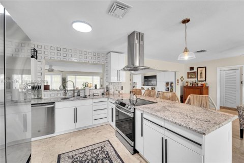 House in Lauderdale-by-the-Sea, Florida 2 bedrooms, 171.22 sq.m. № 2066174 - photo 10