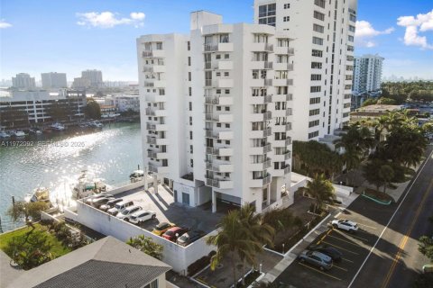 Condo in North Bay Village, Florida, 2 bedrooms  № 2038743 - photo 2