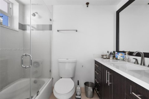 Condo in North Bay Village, Florida, 2 bedrooms  № 2038743 - photo 14