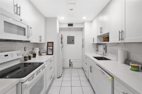 Condo in North Bay Village, Florida, 2 bedrooms  № 2038743 - photo 4