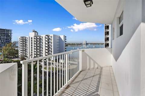 Condo in North Bay Village, Florida, 2 bedrooms  № 2038743 - photo 15