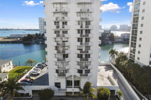 Condo in North Bay Village, Florida, 2 bedrooms  № 2038743 - photo 8