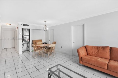 Condo in North Bay Village, Florida, 2 bedrooms  № 2038743 - photo 7