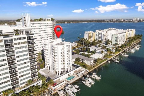 Condo in North Bay Village, Florida, 2 bedrooms  № 2038743 - photo 23