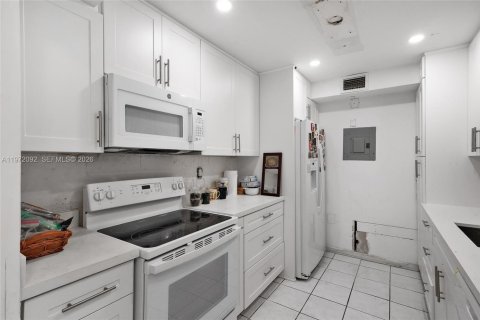 Condo in North Bay Village, Florida, 2 bedrooms  № 2038743 - photo 3