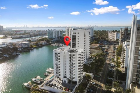 Condo in North Bay Village, Florida, 2 bedrooms  № 2038743 - photo 21