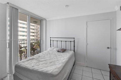 Condo in North Bay Village, Florida, 2 bedrooms  № 2038743 - photo 10