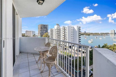 Condo in North Bay Village, Florida, 2 bedrooms  № 2038743 - photo 17