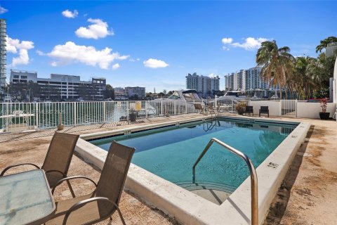 Condo in North Bay Village, Florida, 2 bedrooms  № 2038743 - photo 20