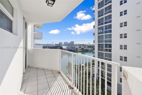 Condo in North Bay Village, Florida, 2 bedrooms  № 2038743 - photo 16