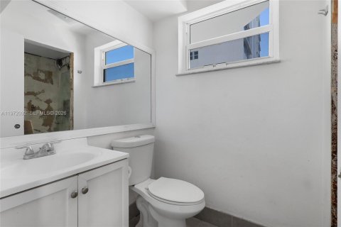 Condo in North Bay Village, Florida, 2 bedrooms  № 2038743 - photo 11