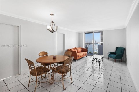 Condo in North Bay Village, Florida, 2 bedrooms  № 2038743 - photo 6