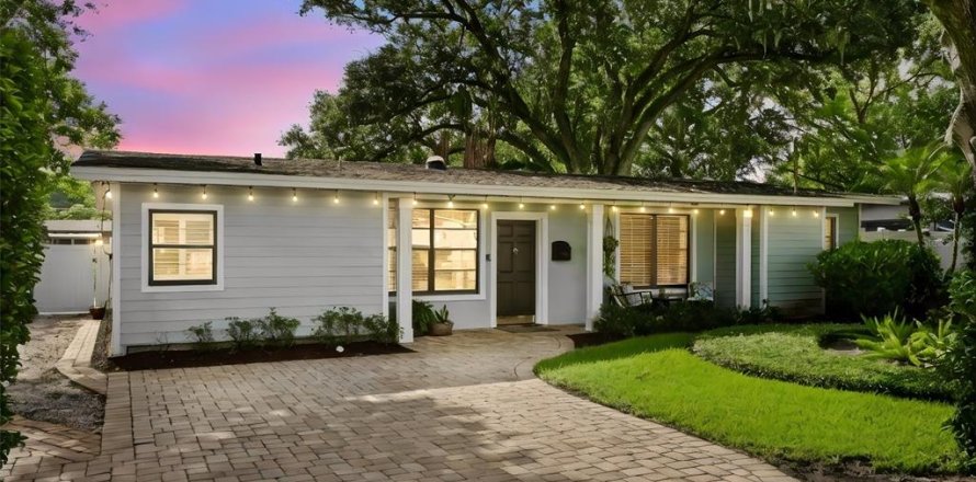 House in Winter Park, Florida 4 bedrooms, 176.42 sq.m. № 2196454