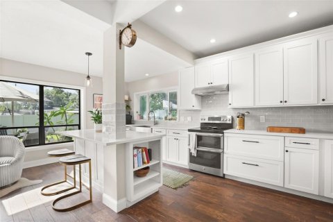 House in Winter Park, Florida 4 bedrooms, 176.42 sq.m. № 2196454 - photo 13