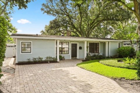 House in Winter Park, Florida 4 bedrooms, 176.42 sq.m. № 2196454 - photo 2