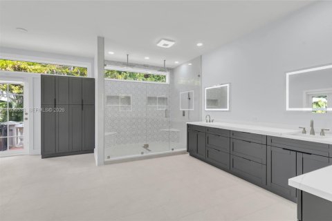 Casa en venta en Miami, Florida, 6 dormitorios, 600.98 m2 № 2088701 - foto 20