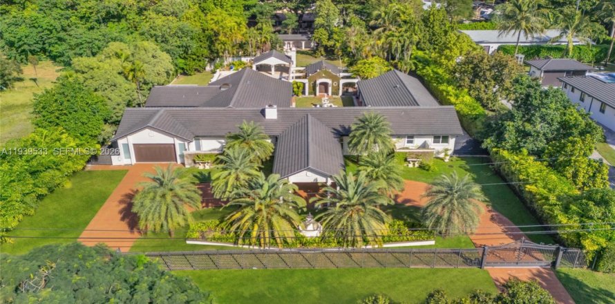 Casa en Miami, Florida 6 dormitorios, 600.98 m2 № 2088701