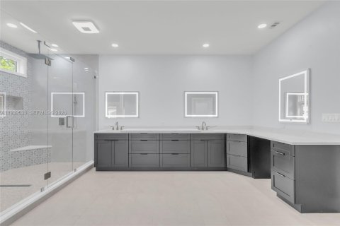 Casa en venta en Miami, Florida, 6 dormitorios, 600.98 m2 № 2088701 - foto 18