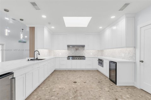 Casa en venta en Miami, Florida, 6 dormitorios, 600.98 m2 № 2088701 - foto 22