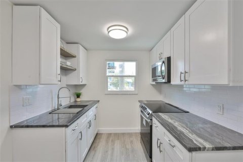 House in Clearwater, Florida 2 bedrooms, 93.27 sq.m. № 2388088 - photo 8