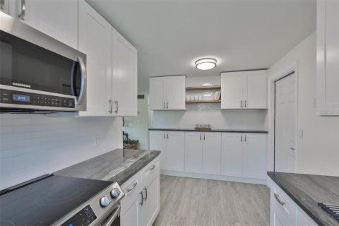 House in Clearwater, Florida 2 bedrooms, 93.27 sq.m. № 2388088 - photo 9