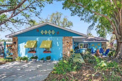 House in Saint Petersburg, Florida 3 bedrooms, 163.88 sq.m. № 2096106
